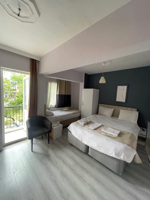 Triple Room | Desk, free WiFi, bed sheets