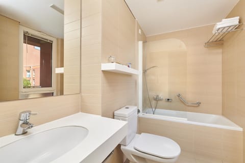 Classic Room, Balcony | Bathroom | Free toiletries, hair dryer, towels