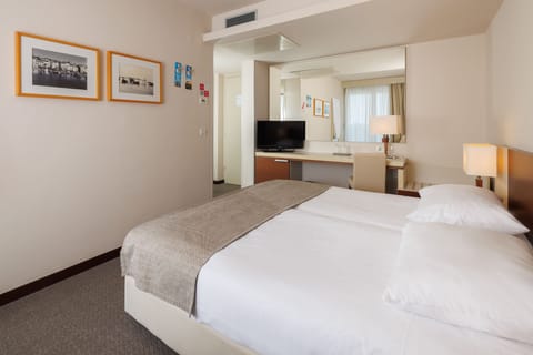 1 bedroom, desk, blackout drapes, free WiFi