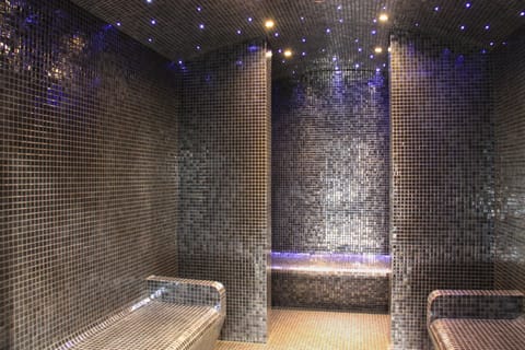 Sauna, spa tub, steam room, 2 treatment rooms, massages