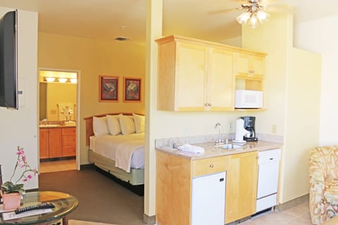 Studio Suite, Kitchenette | Private kitchenette | Microwave, coffee/tea maker