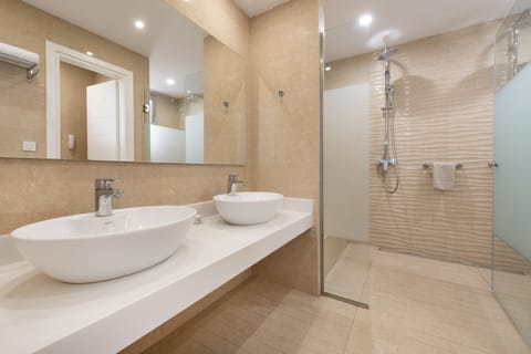 Signature Suite, Private Pool, Sea View | Bathroom | Deep soaking tub, free toiletries, hair dryer, bathrobes