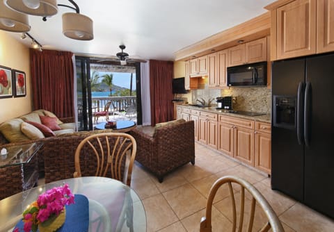 Studio Suite | Private kitchen | Full-size fridge, microwave, oven, stovetop