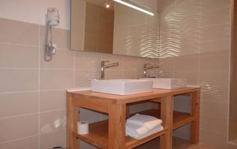 Premium Double Room | Bathroom sink