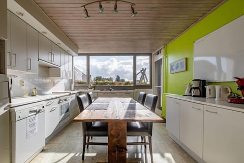 Comfort Villa, 5 Bedrooms | Private kitchen | Fridge, microwave, oven, stovetop