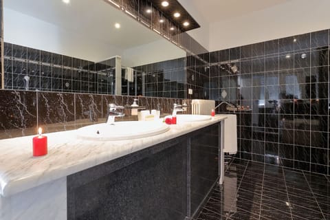 Superior Double or Twin Room, Jetted Tub | Bathroom | Free toiletries, hair dryer, bidet, towels