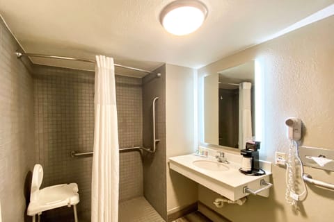 Combined shower/tub, free toiletries, hair dryer, towels