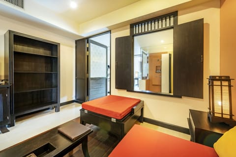 Silver Suite | Living area | LCD TV