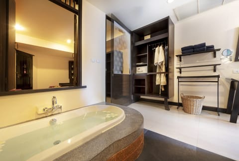 Silver Suite | Deep soaking bathtub