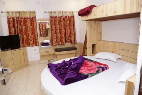 Triple Room | Minibar, in-room safe, free WiFi, bed sheets