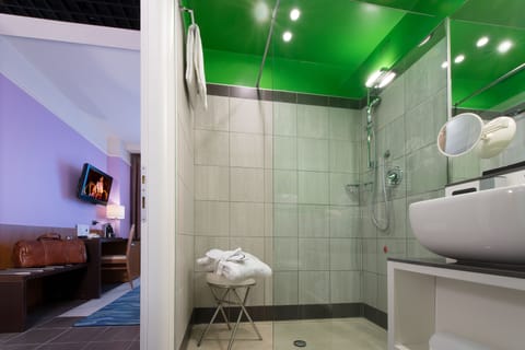 Shower, free toiletries, hair dryer, bidet