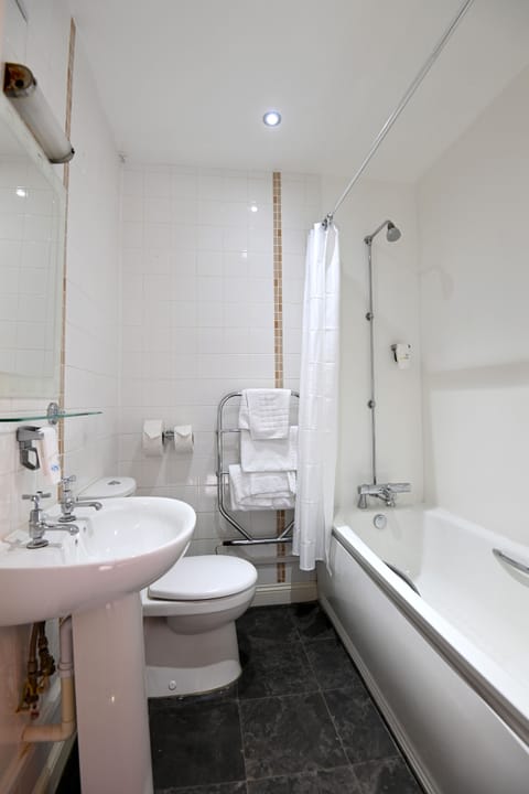 Twin Room | Bathroom | Shower, free toiletries, hair dryer, towels