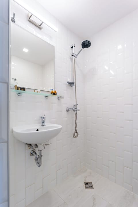 Standard Single Room | Bathroom | Shower, free toiletries, hair dryer, towels