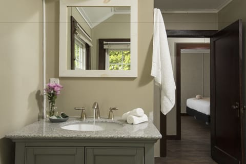 Cottage (Maple) | Bathroom | Combined shower/tub, free toiletries, hair dryer, towels