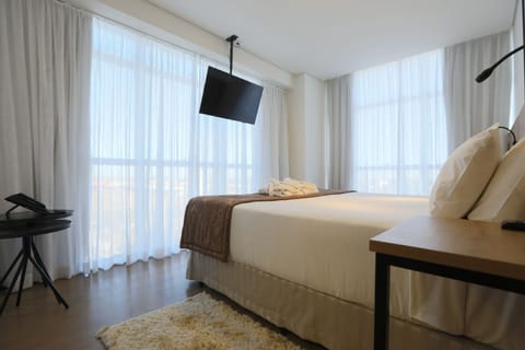 Premium Room | Minibar, in-room safe, desk, blackout drapes