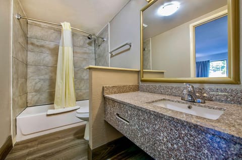 Combined shower/tub, towels