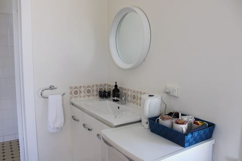 Deluxe Queen Suite - Room 3 | Bathroom | Free toiletries, hair dryer, towels