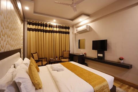 Imperial Room with Balcony Ganga View | Egyptian cotton sheets, premium bedding, in-room safe, desk