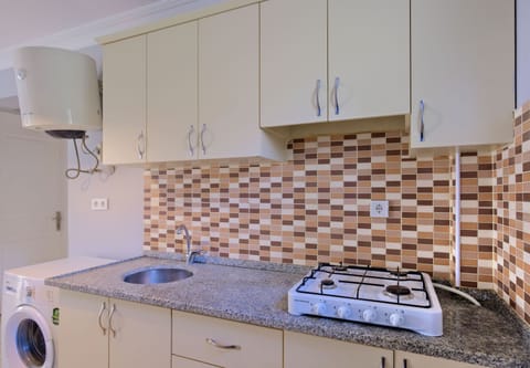 Comfort Apartment, 2 Bedrooms, Ground Floor | Private kitchen | Stovetop, electric kettle, dining tables