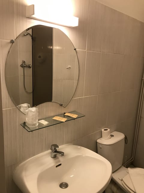 Superior Double Room | Bathroom | Shower, free toiletries, hair dryer, towels