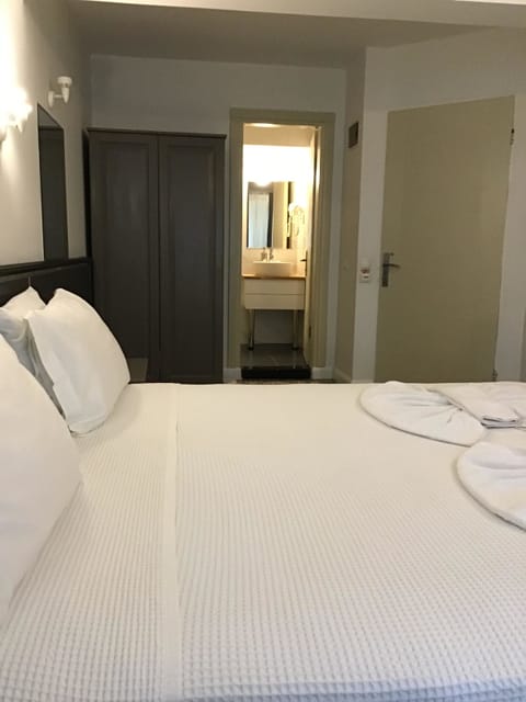 Standard Double Room Single Use | Free WiFi, bed sheets