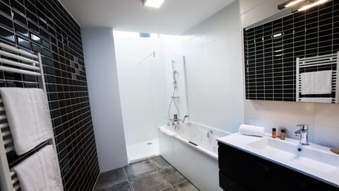 Prestige Room | Bathroom | Shower, free toiletries, hair dryer, towels