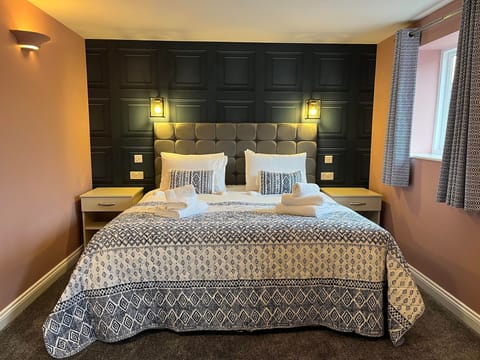 Deluxe Double Room | Individually decorated, individually furnished, desk, iron/ironing board