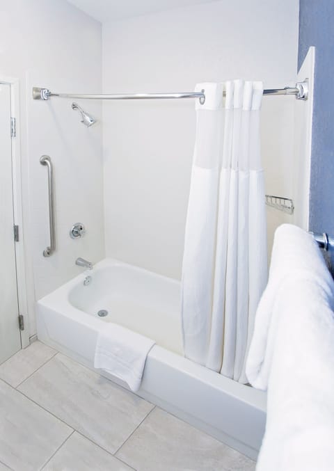 Combined shower/tub, free toiletries, hair dryer, towels