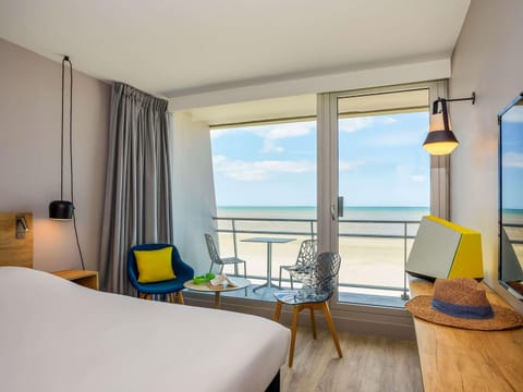 Standard Room, 1 Double Bed, Balcony, Sea View | In-room safe, desk, blackout drapes, soundproofing