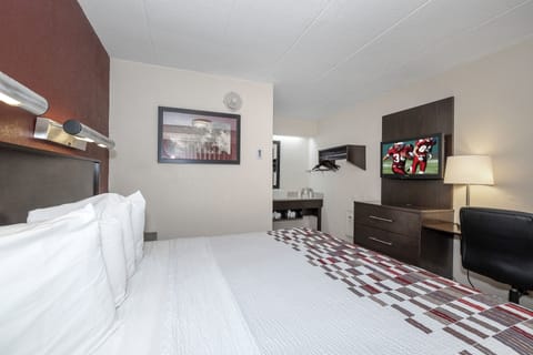Deluxe Room, 1 King Bed (Smoke Free) | Desk, laptop workspace, blackout drapes, free cribs/infant beds