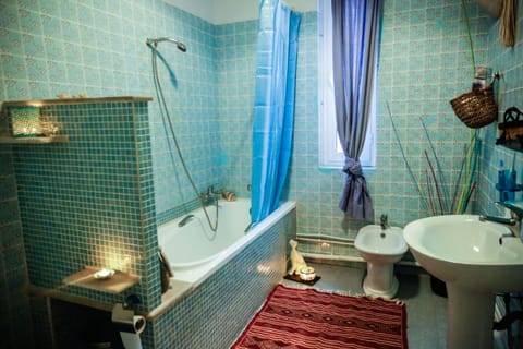 Combined shower/tub, deep soaking tub, free toiletries, hair dryer