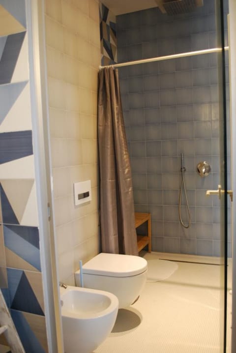 Deluxe Double Room | Bathroom | Shower, hair dryer, bidet, towels