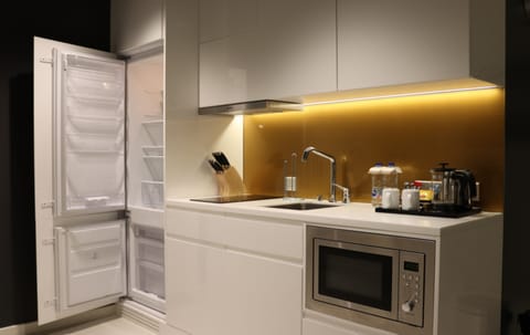 Full-size fridge, microwave, oven, stovetop