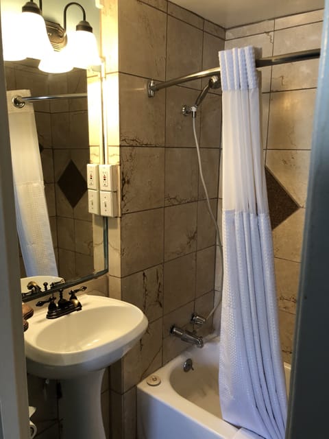 Standard Room, 1 King Bed | Bathroom | Shower, free toiletries, hair dryer, towels