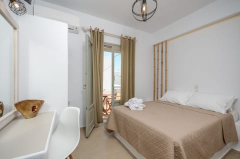 Deluxe Apartment, 2 Bedrooms, Hot Tub, Partial Sea View | 2 bedrooms, premium bedding, in-room safe, desk