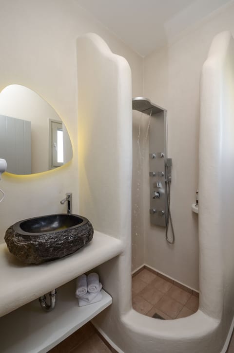 Deluxe Apartment, 2 Bedrooms, Hot Tub, Partial Sea View | Bathroom | Separate tub and shower, jetted tub, hydromassage showerhead