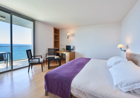 Twin Room, Sea View | Desk, soundproofing, free WiFi, bed sheets