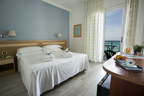 Comfort Double Room | In-room safe, desk, free WiFi, bed sheets