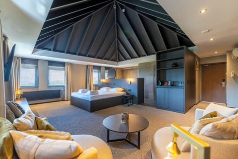 Romantic Suite | Hypo-allergenic bedding, in-room safe, desk, iron/ironing board