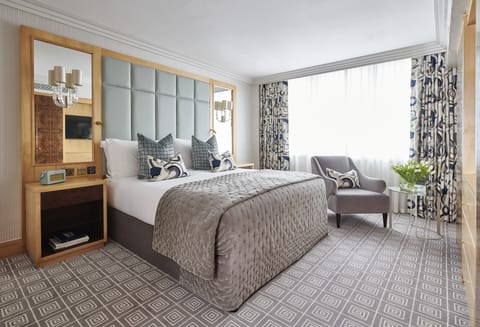 Luxury Suite, 1 King Bed | Premium bedding, pillowtop beds, minibar, in-room safe