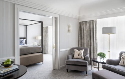 Signature Suite, 1 King Bed | Premium bedding, pillowtop beds, minibar, in-room safe