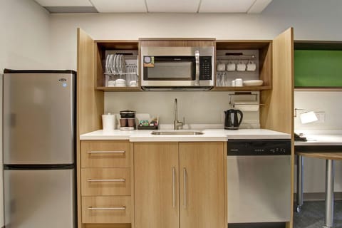 Full-size fridge, microwave, stovetop, dishwasher