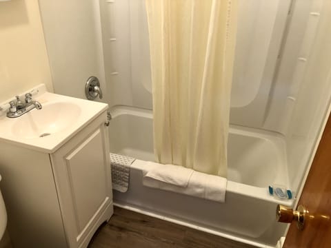 Room, 1 Queen Bed | Bathroom | Combined shower/tub, towels