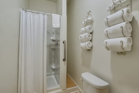 Family Double Room, Private Bathroom | Bathroom | Designer toiletries, towels