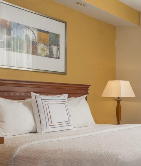 Premium bedding, in-room safe, desk, laptop workspace