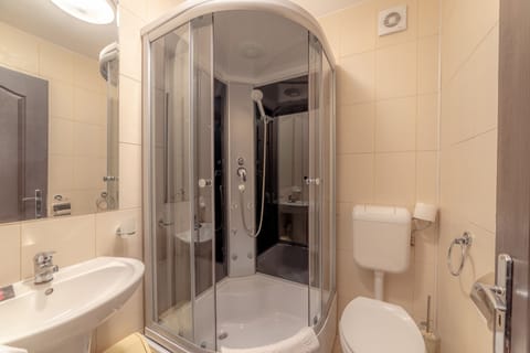 Family Quadruple Room | Bathroom | Free toiletries, hair dryer, slippers, towels