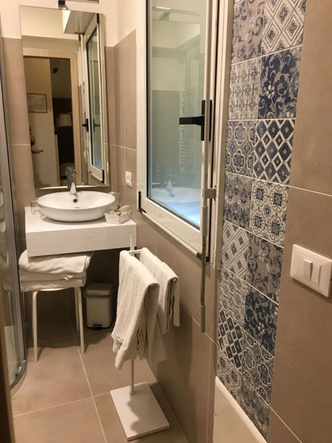 Triple Room | Bathroom | Shower, hair dryer, bidet, towels