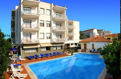 Seasonal outdoor pool, sun loungers