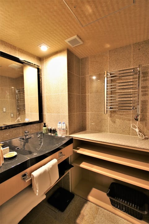 Separate tub and shower, deep soaking tub, free toiletries, hair dryer