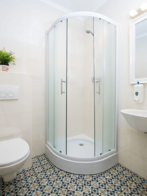 Double Room | Bathroom | Shower, free toiletries, hair dryer, towels